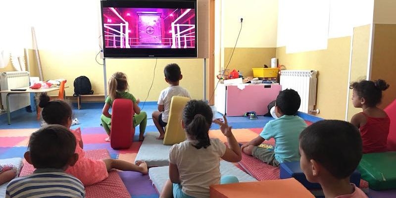 Una mañana de cine en el aula infantil que Cáritas Madrid desarrolla en la Cañada Real