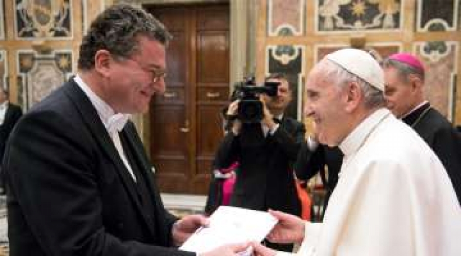 El Papa a los embajadores: el di&aacute;logo debe marcar las relaciones entre las naciones
