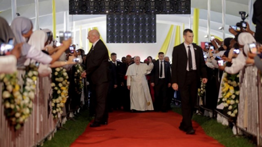 El Santo Padre a la vida consagrada en Kenia: 'Sin la oraci&oacute;n el alma se seca'