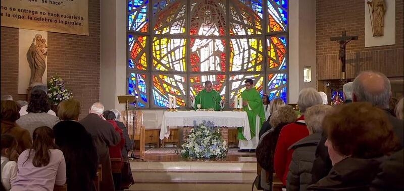 El cardenal Jos&eacute; Cobo administra el sacramento de la Confirmaci&oacute;n a 22 j&oacute;venes y adultos de la parroquia san Alfonso Mar&iacute;a de Ligorio