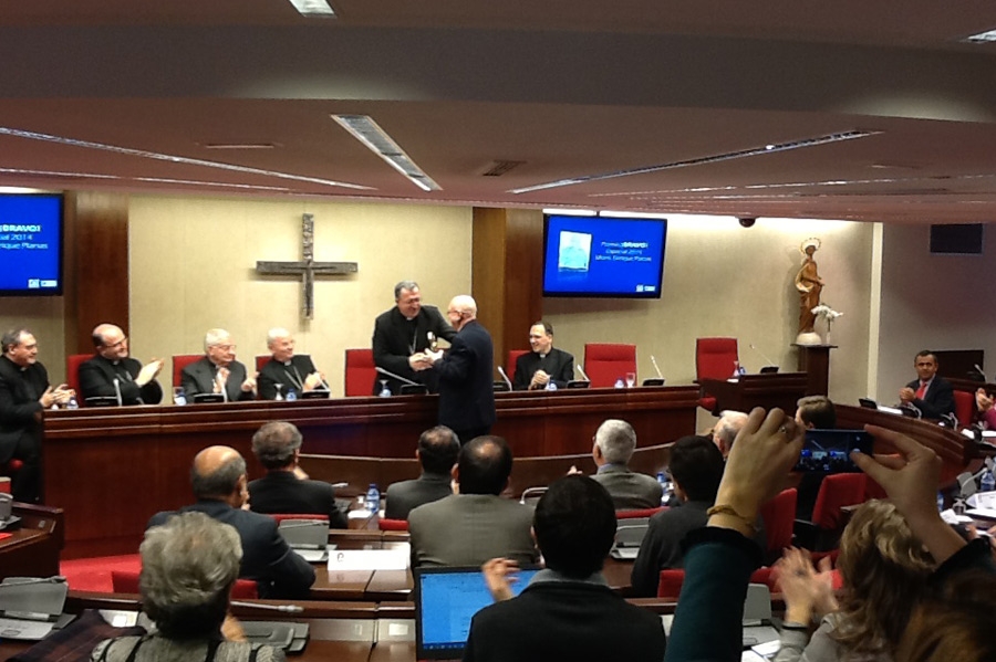 Monseñor Enrique Planas recoge el Premio Bravo Especial 2014