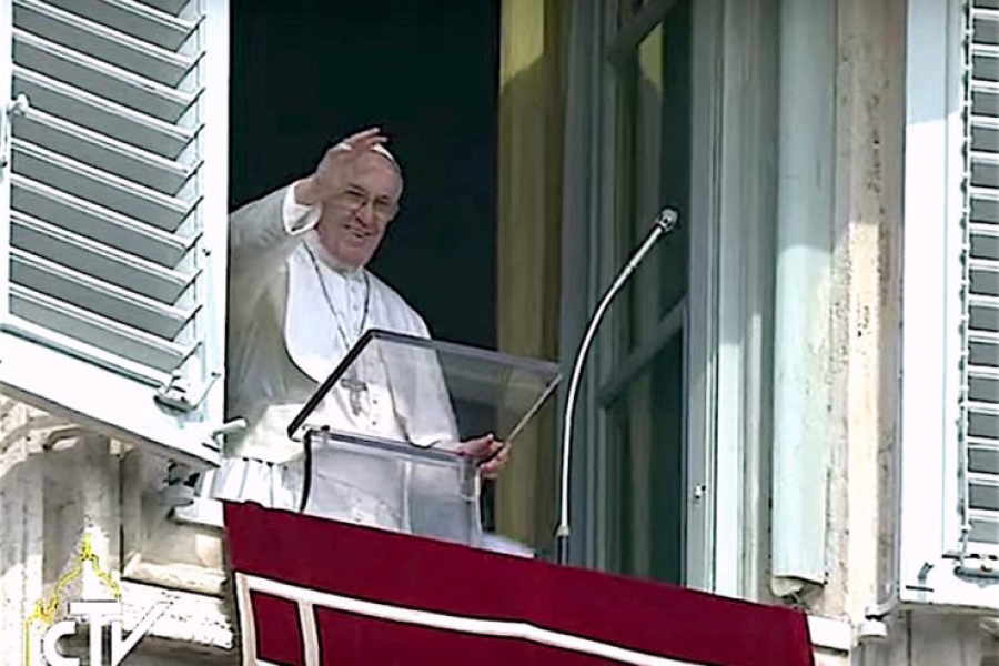 El Papa en el &aacute;ngelus: 'Ser cristianos de coraz&oacute;n y no de fachada'