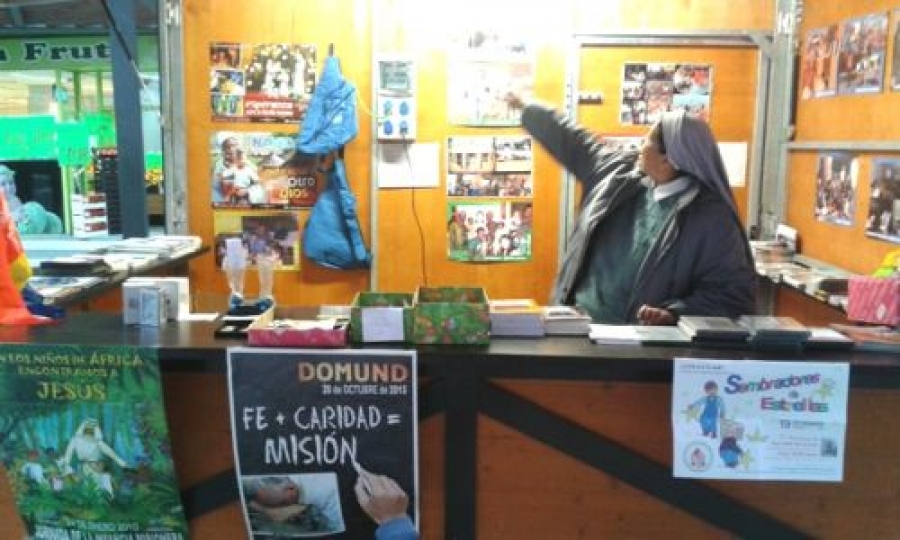 Caseta misionera en el mercadillo navide&ntilde;o de Las Rozas