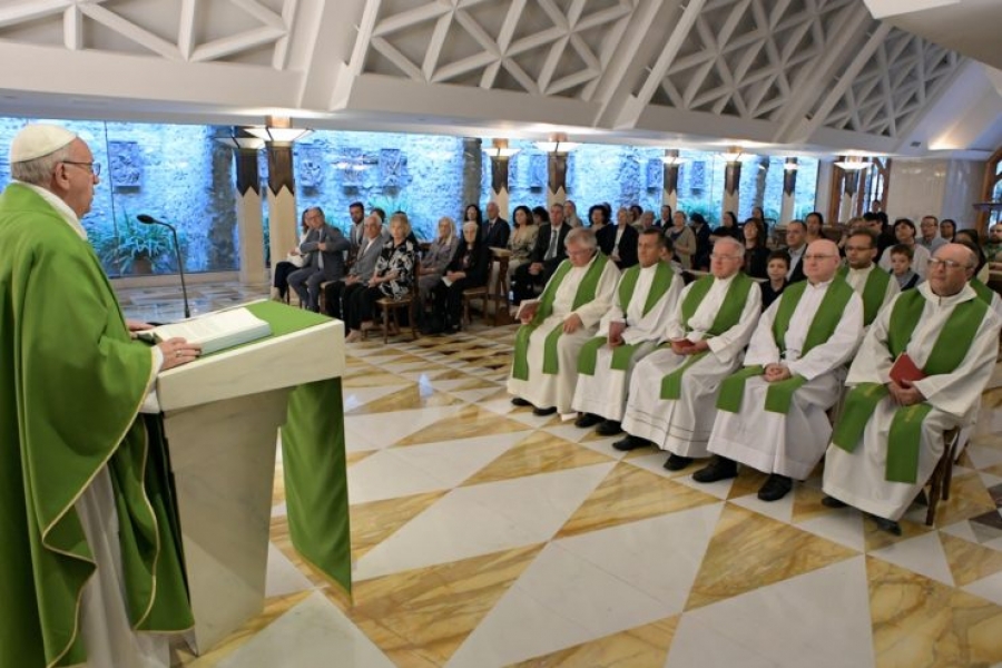 El Papa en Santa Marta: En los momentos de dolor el camino es la oraci&oacute;n