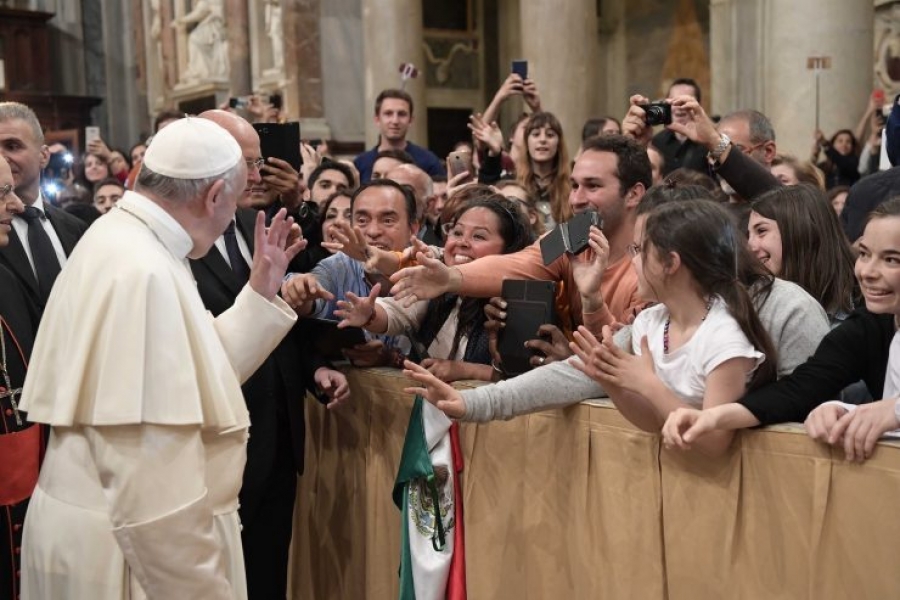 'Todos los j&oacute;venes tienen algo que decirle a los otros, a los ancianos a los obispos y al Papa'