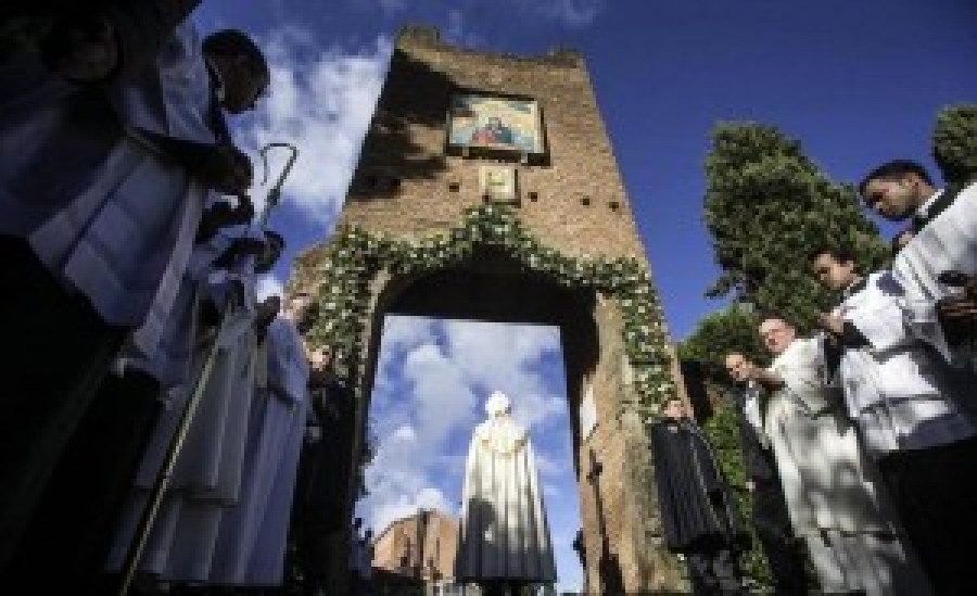 Abren en Roma la Puerta Santa dedicada a la intercesi&oacute;n de Mar&iacute;a