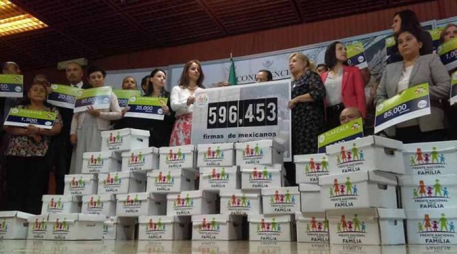 Casi 600 mil firmas en defensa de la familia presentadas en Congreso de M&eacute;xico