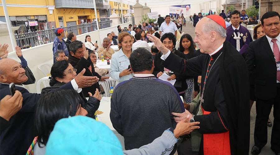 Cardenal sigue el ejemplo del Papa y comparte almuerzo con 500 pobres en Per&uacute;