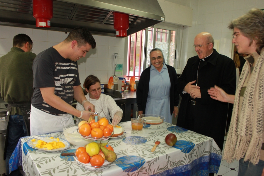Con motivo de la reuni&oacute;n del Consejo General de C&aacute;ritas Diocesana, Monse&ntilde;or Osoro  visita un centro residencial y dos proyectos de exclusi&oacute;n