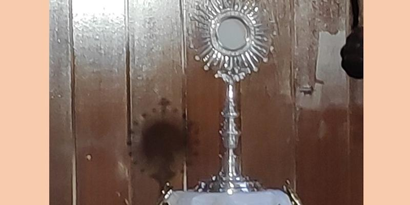 Noche mensual de adoración y alabanza de la RCCE en Nuestra Señora de Lourdes y San Justino en el primer sábado de febrero