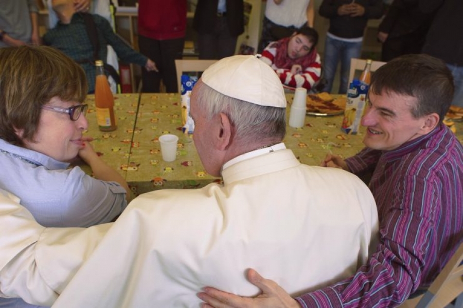 Viernes de la misericordia: Francisco visita a personas con discapacidad mental