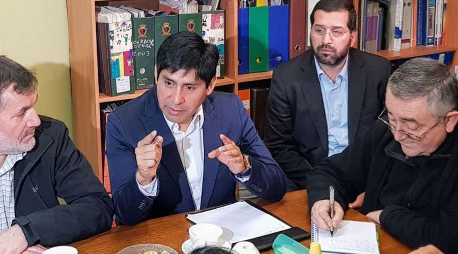 Obispo chileno recibe a familiares de mapuches en huelga de hambre para alentar di&aacute;logo