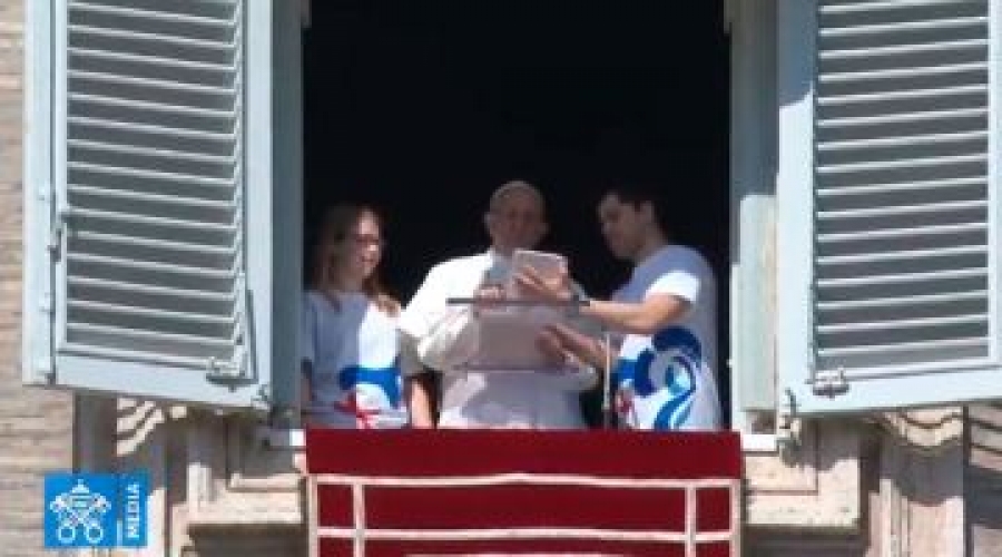 El Papa Francisco se inscribe en la JMJ Panam&aacute; 2019 con una tablet