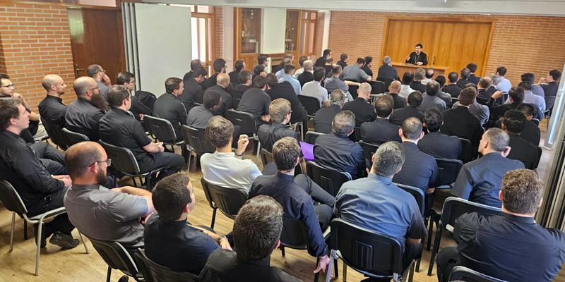 El cardenal Jos&eacute; Cobo se re&uacute;ne con los sacerdotes j&oacute;venes de Madrid: &laquo;Que nunca dejemos de tener una visi&oacute;n diocesana&raquo;