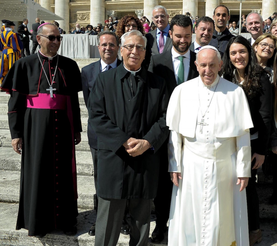 Una representaci&oacute;n de la editorial salesiana edeb&eacute; entrega un libro al Papa Francisco