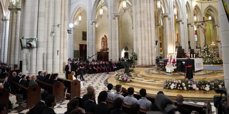 El cardenal Cobo, al Papa Le&oacute;n XIV en la catedral de la Almudena: &laquo;Gracias por ayudarnos a mirar hacia los ojos de nuestra Madre, para aprender tambi&eacute;n a mirarnos mejor entre nosotros&raquo;