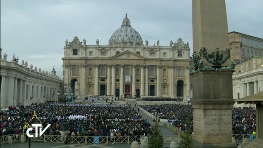 Invocando la ternura de Dios y a la Inmaculada, el Papa ha abierto la Puerta de la Misericordia en la basílica de San Pedro