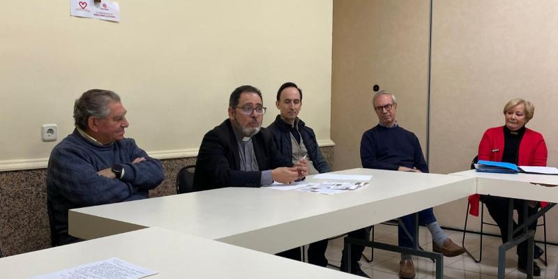 El obispo auxiliar Vicente Mart&iacute;n visita la C&aacute;ritas parroquial de Santa Mar&iacute;a del Bosque: &laquo;Se nota que ha sido "cocinero antes que obispo"&raquo;