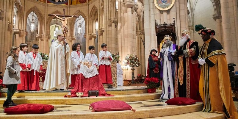 Tradicional recepci&oacute;n de Sus Majestades los Reyes Magos de Oriente en la catedral de la Almudena