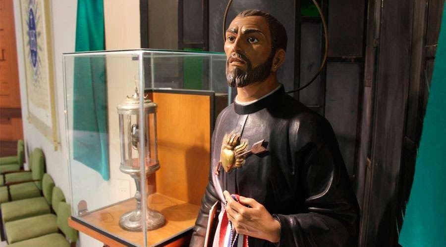 As&iacute; rez&oacute; el Papa Francisco ante el coraz&oacute;n carbonizado de San Roque en Paraguay