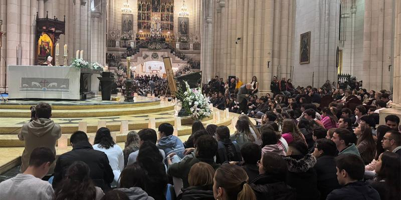 El arzobispo de Madrid, en la Vigilia de la Almudena: &laquo;Mar&iacute;a nos llama a construir grupos y comunidades que derriben murallas&raquo;