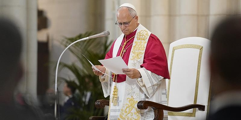 Jes&uacute;s D&iacute;az-Hell&iacute;n, bordador de la estola del Papa en la Almudena: &laquo;Como cat&oacute;lico, que la llevara el Santo Padre es un orgullo&raquo;