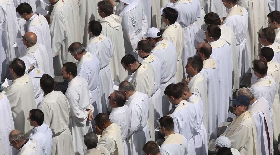 Ordenaci&oacute;n de ancianos casados debe evaluarse, afirma autoridad vaticana del clero