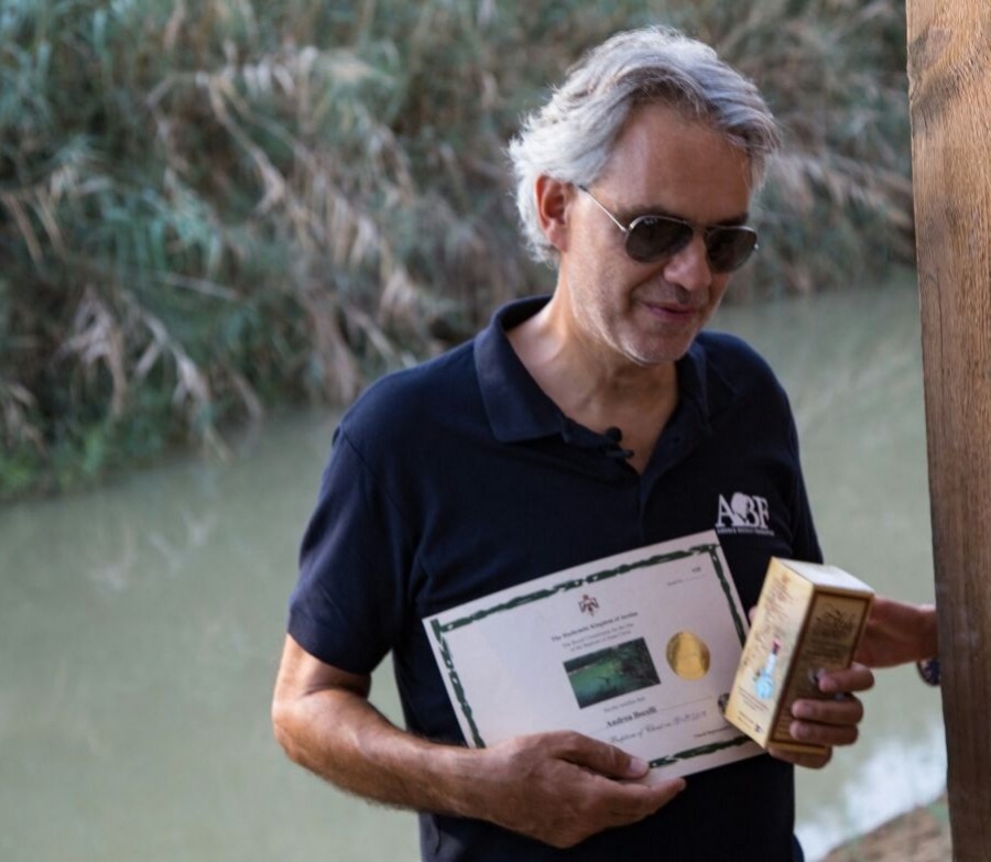Andrea Bocelli reza en el lugar del r&iacute;o Jord&aacute;n donde se bautiz&oacute; Jes&uacute;s