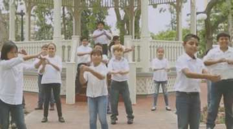 Ni&ntilde;os de Per&uacute; interpretan con lenguaje de se&ntilde;as himno en honor al Papa