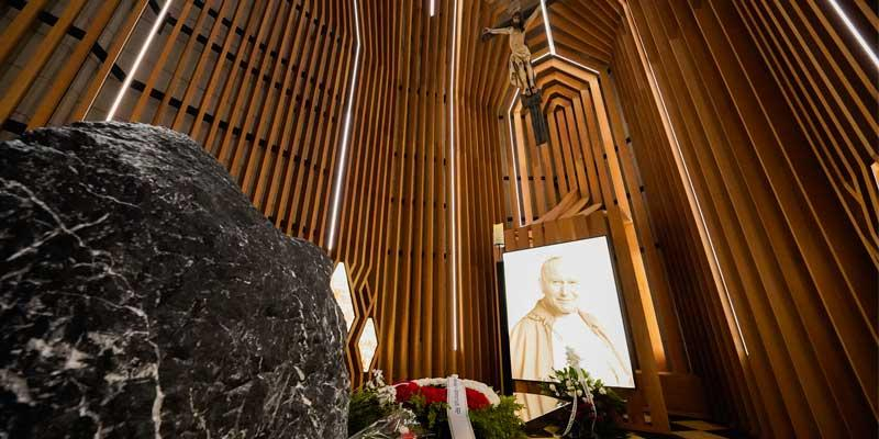 El cardenal Jos&eacute; Cobo preside una misa en la catedral en la festividad de san Juan Pablo II