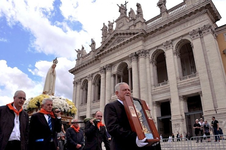 La Virgen Peregrina de F&aacute;tima visita en su fiesta la catedral de Roma