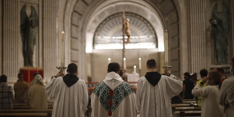 La basílica del Valle de los Caídos acoge una nueva vigilia de oración organizada por Dearco