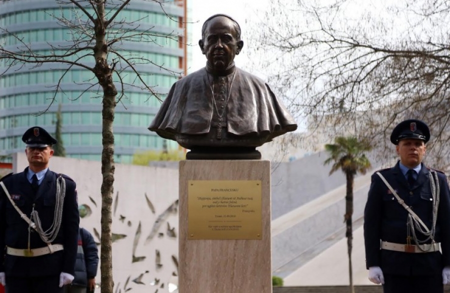 Albania: Inaugurado un busto del papa Francisco en el centro de Tirana