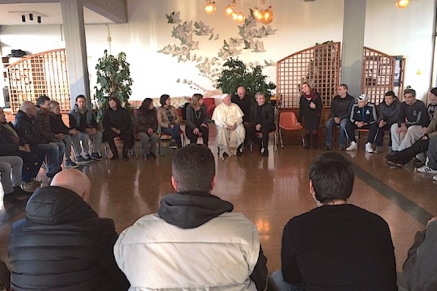 El Santo Padre visita por sorpresa un centro de desintoxicaci&oacute;n