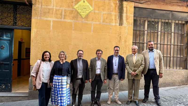 La nueva placa en la Capilla de la Cuadra de San Isidro homenajea al patr&oacute;n de Madrid y a santa Mar&iacute;a de la Cabeza