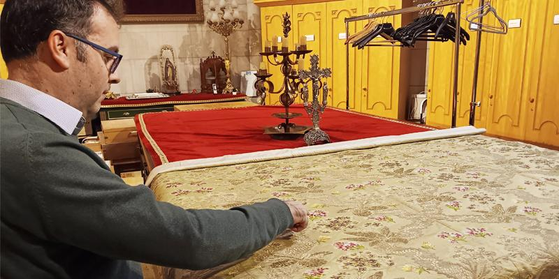 As&iacute; se pone guapa la Virgen de la Almudena, con manto verde esperanza, para recibir el cari&ntilde;o del pueblo de Madrid el d&iacute;a de su fiesta