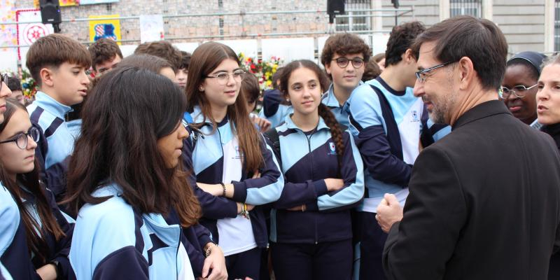 Los ni&ntilde;os que ofrecen flores a la Almudena &laquo;nos ense&ntilde;an a los adultos c&oacute;mo rezar&raquo;