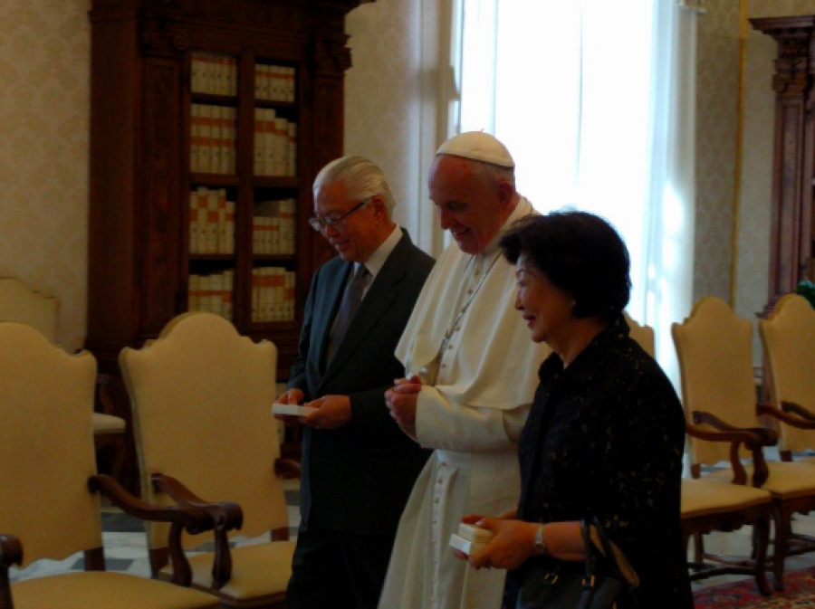 Francisco se re&uacute;ne con el presidente de Singapur