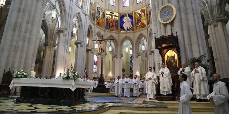El cardenal Jos&eacute; Cobo preside en la catedral de la Almudena la Eucarist&iacute;a de ordenaci&oacute;n de 16 nuevos di&aacute;conos