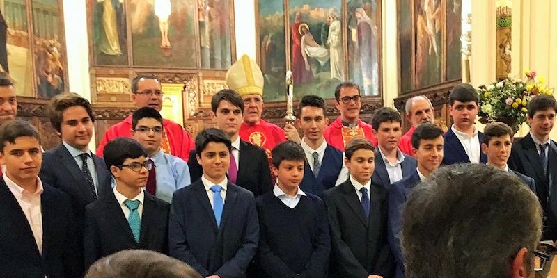El cardenal imparte el sacramento de la Confirmación a alumnos del Colegio Arzobispal