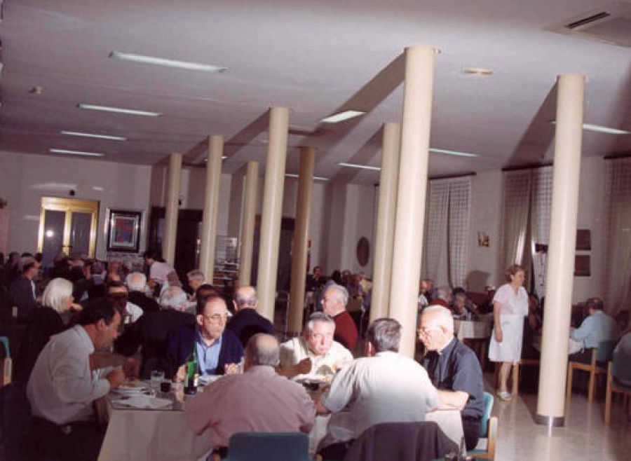 El purpurado comparte la cena de Nochebuena con sacerdotes mayores