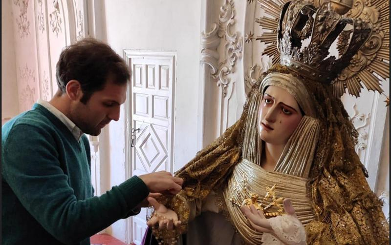 Pepe Hidalgo Jim&eacute;nez, nuevo vestidor de Mar&iacute;a Sant&iacute;sima de las Angustias, titular mariana de la Hermandad de los Gitanos de Madrid: &laquo;Si la Virgen me llama, tengo que ir&raquo;
