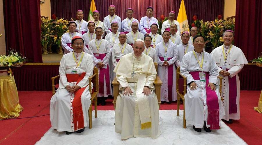 &iquest;Por qu&eacute; obispos y cardenales se visten de blanco como el Papa en Myanmar?