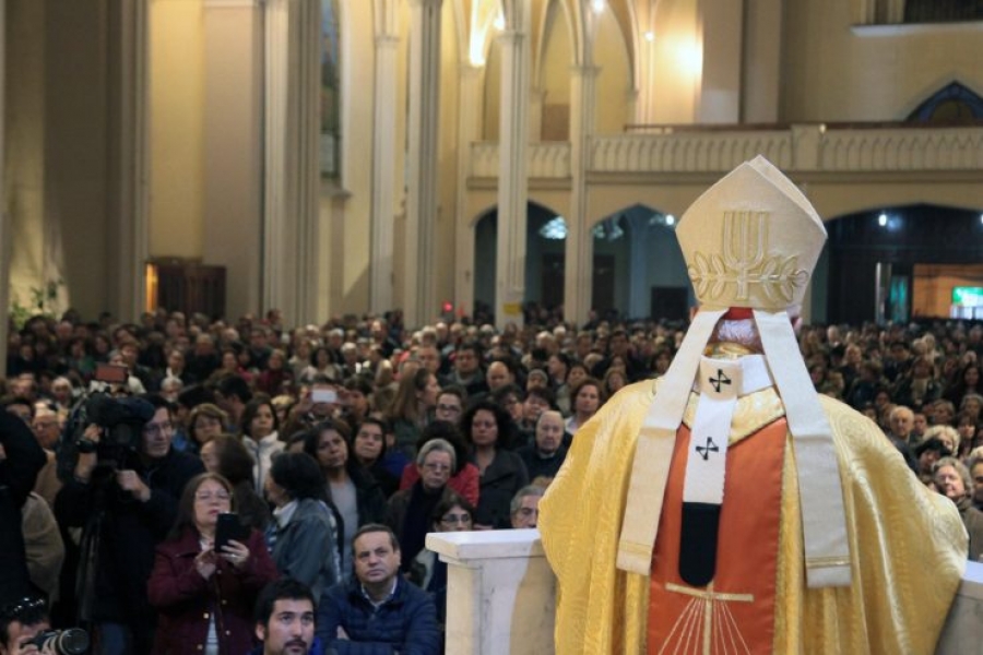 Chile: miles de personas participan en la misa de desagravio del templo profanado
