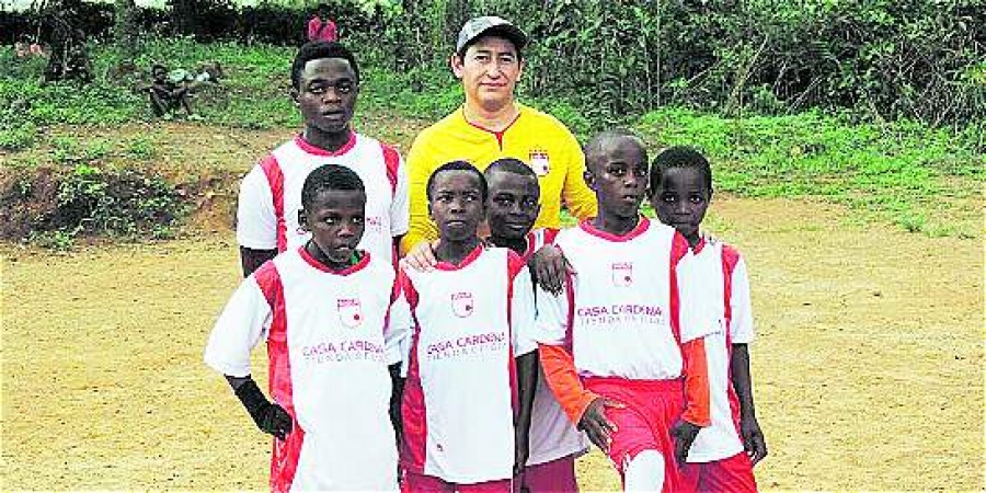 Misionero se convierte en entrenador de f&uacute;tbol para alegrar a ni&ntilde;os africanos