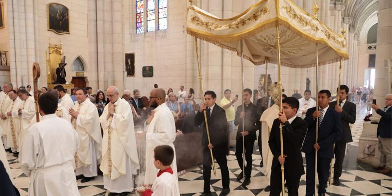 Madrid celebra la solemnidad del Corpus Christi: El Se&ntilde;or nos hace distribuidores de su compasi&oacute;n, de su esperanza, de su Cuerpo y de su presencia