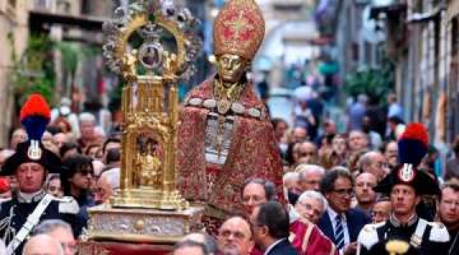 Milagro de la licuefacci&oacute;n de la sangre de San Genaro vuelve a conmover a fieles