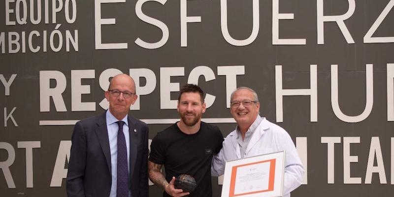 Messi recibe el Bal&oacute;n Educativo de Scholas