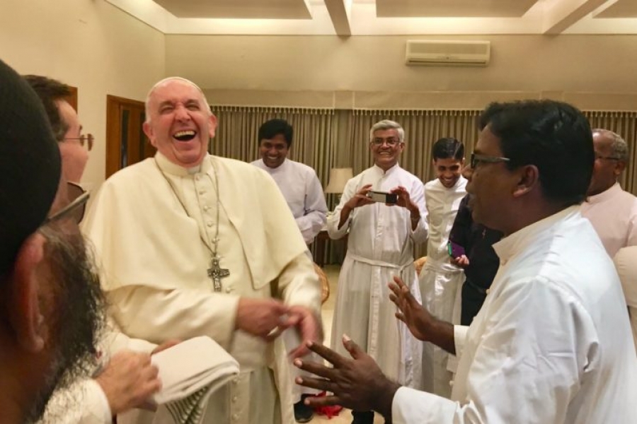 Bangladesh: El Papa se re&uacute;ne con 16 jesuitas en Dhaka