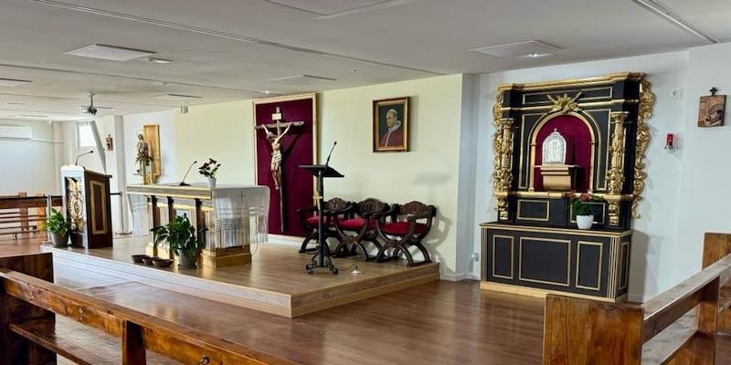 El cardenal Jos&eacute; Cobo administra el sacramento de la Confirmaci&oacute;n a 10 adultos de la parroquia san Pablo VI de Tres Cantos